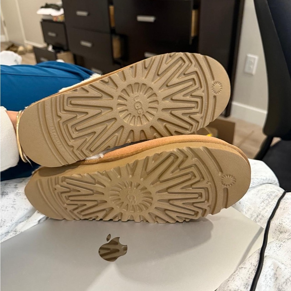 UGG Women's Tan Slippers with Plush Cream Lining - Picture 3 of 7